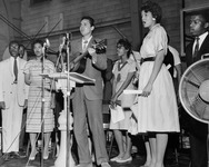 Guy Carawan leads the singing of freedom songs at a mass meeting at Fisk University in Nashville on April 21, 1960.