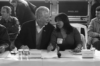 Photograph of Benedita sitting and chatting with the mayor during an OP annual assembly.