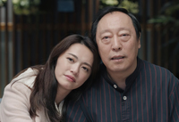 The closing scene of All Is Well, with Su Mingyu resting her head on her father’s shoulder. Both look happy to be reconciled.