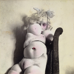 The hand-tinted black and white photograph from The Games of the Doll series (1938-1949) by Hans Bellmer shows the duplicated limbs of the doll’s pregnant belly. The doll, crouching unclothed on a wicker chair, buries half of its face in its enormous breasts while displaying a curvaceous, deformed, and truncated body. The eye is drawn to the globe-shaped stomach, around which two pelvises are mounted.