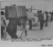 Fig. 46. A halftone of a photograph showing a person using his suitcase to block the view of a photographer. Based on the image, the photographer appears to be trying to document people, who state officials had identified for relocation as part of Operação Produção, boarding an airplane.