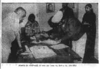 Fig. 43. Newspaper reporting in Noticias on Operação Produção including a photograph of local officials inside an the house of an unidentified family as part of state efforts to verify people’s identification.