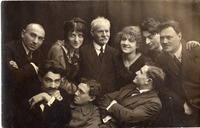 Black-and-white photograph of Yiddish write Yankev Dinezon posing with members of the Vilna Troupe.