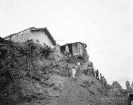 Image of slope of Morro de Santo Antonio, being demolished, with remaining houses on top.