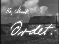 A countryside home has white title Danish calligraphy superimposed over it, in black and white cinematography.