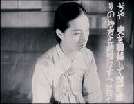 Japanese subtitle on the right, handwritten vertically in white, in this film subtitles only appear on the right