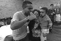 Photograph of Benedita’s son and grandson cheering before receiving the keys to the apartment.