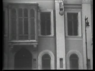 This short film shows the outside of the Kamerny Theatre, Tairov and the Stenberg Brothers (smoking), and several scene excerpts from The Hairy Ape, including the Fifth-Avenue fox-trotters, Yank's attempt to break the bars that enclose him, and the stokehole pantomime for which the production was so famous.