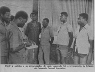 Fig. 45. Coverage of Operação Produção printed in Tempo. In order to show state officials and relocated populations in the same frame, press photographers sometimes had to literally position themselves on the side of the state. In this particular instance, the photographer Danilo Guimarães stands behind the state officials, who, as the caption notes, are listening to the experiences of relocated populations.